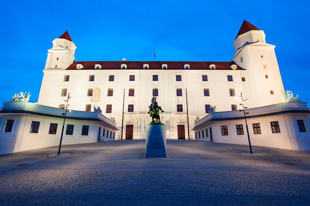 El castillo de Bratislava o Bratislavsky Hrad es el castillo principal de Bratislava, capital de Eslovaquia al atardecer. El castillo de Bratislava se encuentra en una colina rocosa sobre el río Danubio.