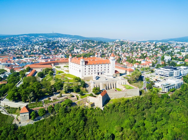 Castillo de Bratislava o vista panorámica aérea de Bratislavsky Hrad. El castillo de Bratislava es el castillo principal de Bratislava, capital de Eslovaquia.