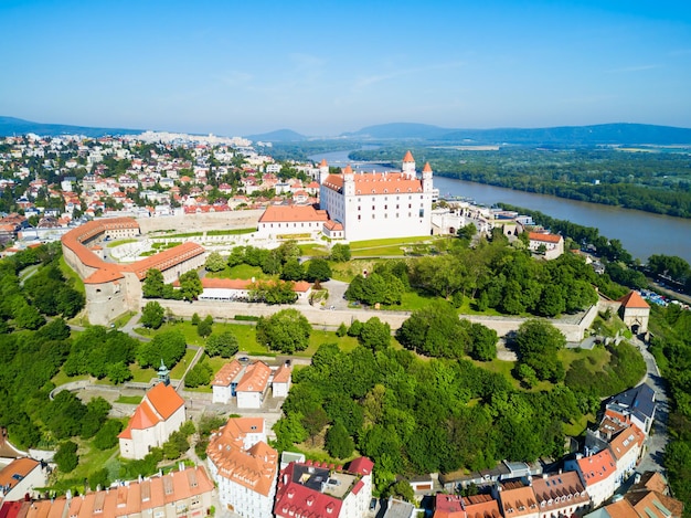 Castillo de Bratislava o vista panorámica aérea de Bratislavsky Hrad. El castillo de Bratislava es el castillo principal de Bratislava, capital de Eslovaquia.