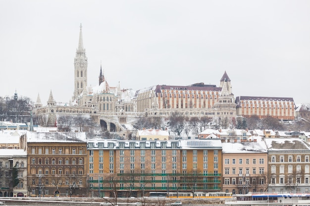 Castillo de budapest en el lado de buda de danubio