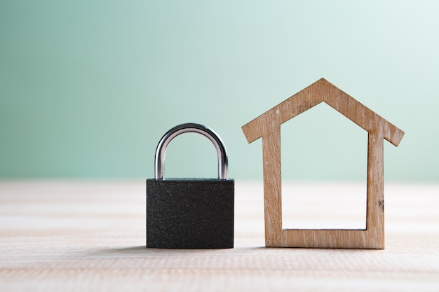 Foto castillo y casa sobre un fondo azul. protección del hogar