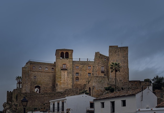 El Castillo de Castellar es una ciudad fortaleza del siglo XIII situada en Castellar de la Frontera España