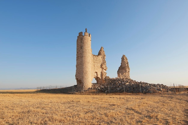 Castillo de Caudilla en un campo soleado al atardecerToledo España