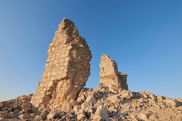 Castillo de Caudilla en un campo soleado al atardecerToledo España