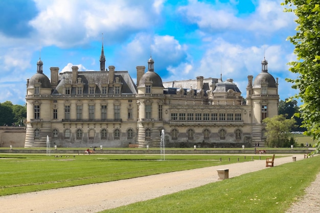 El castillo de Chantilly es monumento histórico y arquitectónico Francia