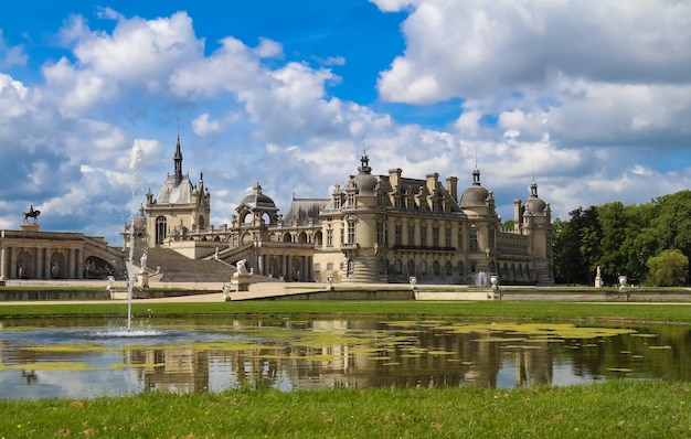 El castillo de Chantilly es monumento histórico y arquitectónico Francia