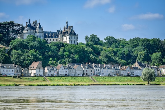 El castillo de Chaumont se encuentra sobre el río Loira en un día de verano en el castillo de Chaumont Francia en julio