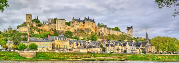 Castillo de Chinon sobre el río Vienne en Francia, Indre-et-Loire