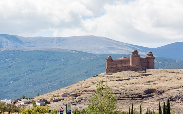 Castillo en la cima de una colina sobre La Calahorra España