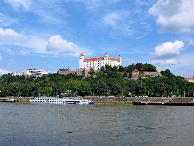 El castillo en la ciudad de Bratislava, Eslovaquia
