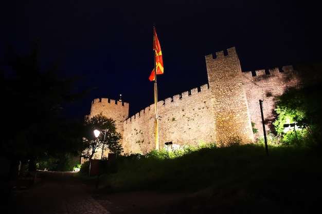 Castillo en la ciudad de las orquídeas de Macedonia en la noche