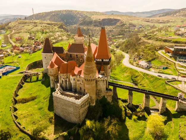 Castillo de Corvin con puente de madera Hunedoara Castillo de Hunyad Transilvania Rumania Europa Antena