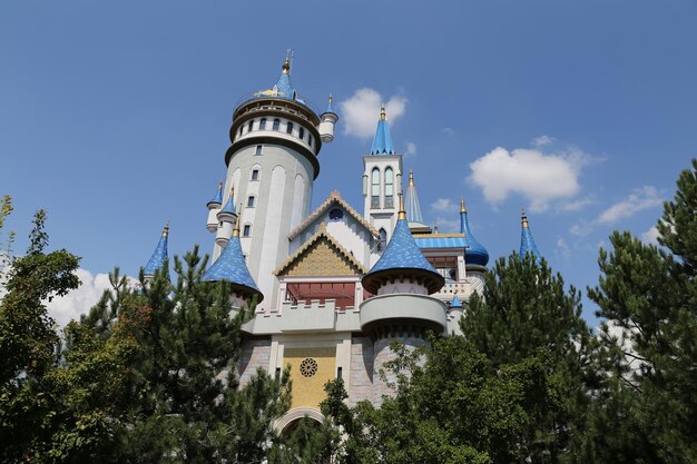 Castillo de cuento de hadas en Sazova Science Art and Cultural Park en la ciudad de Eskisehir