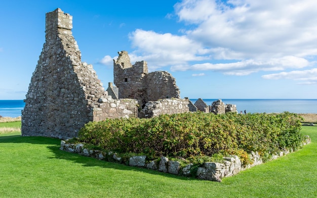 Castillo de Donnottarr en Escocia en el hermoso paisaje de la costa del Mar del Norte