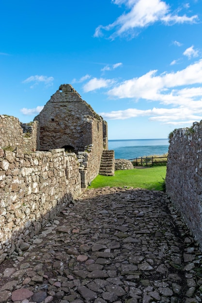 Castillo de Donnottarr en Escocia en el hermoso paisaje de la costa del Mar del Norte