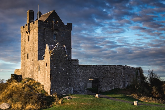 Castillo de Dunguaire en la costa oeste de Irlanda