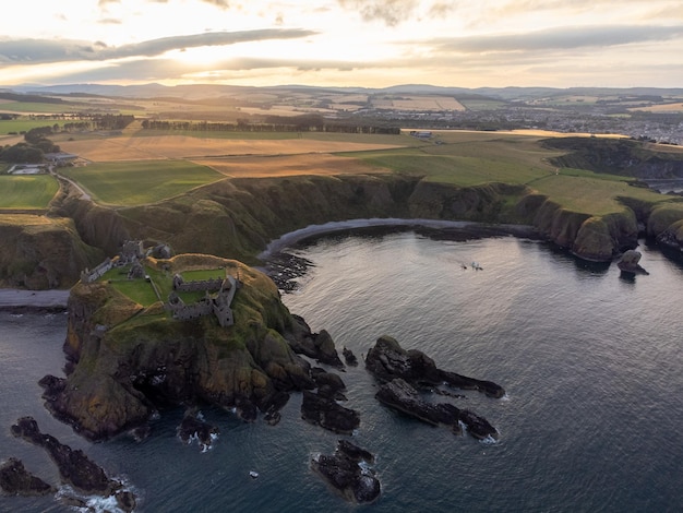 Foto el castillo de dunnottar desde el aire