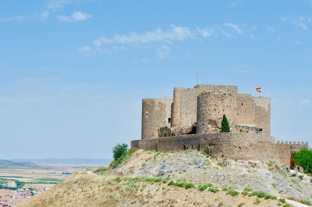 Castillo de la Edad Media de La Muela en una colina en Consuegra Toledo España Torre histórica de defensa