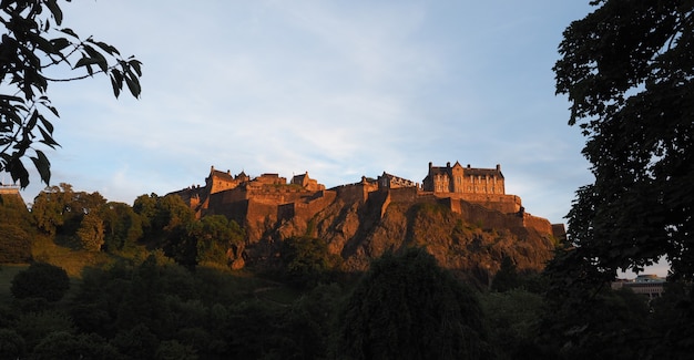 Foto castillo de edimburgo al atardecer