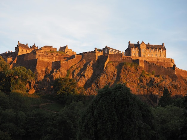 Foto castillo de edimburgo al atardecer