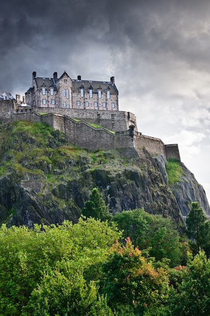 Castillo de Edimburgo sobre nubes dramáticas, Escocia, Reino Unido