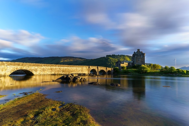 El castillo de Eilean Donan es una de las atracciones más visitadas e importantes de las tierras altas de Escocia en el atardecer con reflejo, Escocia