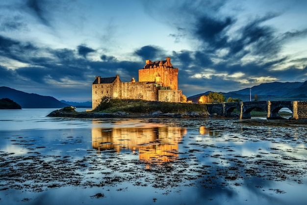 Castillo de Eilean Donan en Escocia durante la hora azul