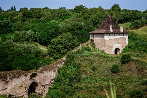 Castillo de la fortaleza de Khotyn en Ucrania Una de las siete maravillas de Ucrania Castillo medieval