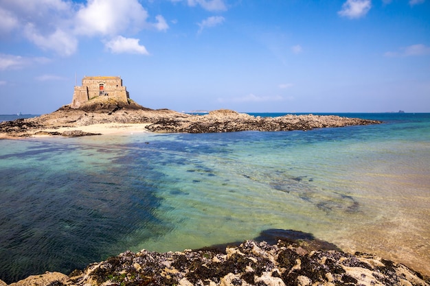 Castillo fortificado Fort du Petit Be playa y mar de la ciudad de Saint Malo Bretaña Francia