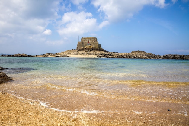 Castillo fortificado Fort du Petit Be playa y mar de la ciudad de Saint Malo Bretaña Francia