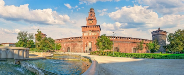 Foto castillo y fuente de sforzesco