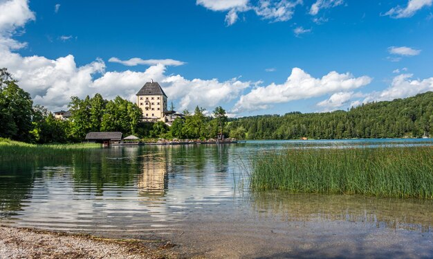 Foto el castillo de fuschl en el lago fuschlsee
