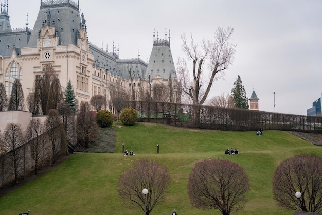 Un castillo con un gran edificio al fondo.