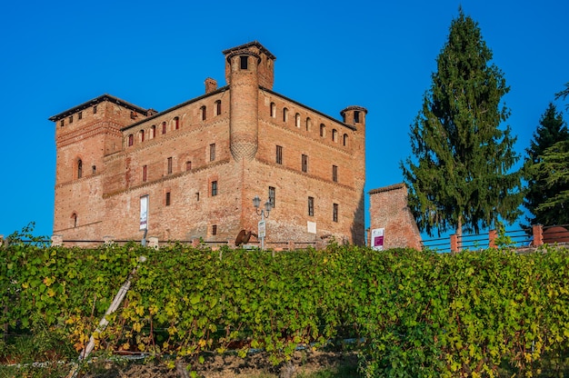 El castillo de Grinzane Cavour en el viñedo de Langhe, un sitio del Patrimonio Mundial de la Unesco