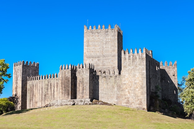 El Castillo de Guimaraes es el principal castillo medieval del municipio de Guimaraes, Portugal