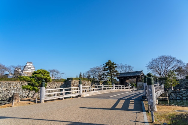 El castillo de Himeji en un día soleado de cielo azul conocido como Hakurojo o Shirasagijo Egret Blanco