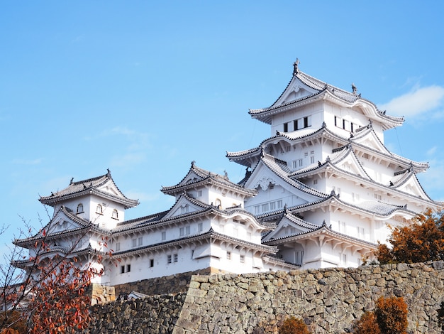 Castillo de Himeji en temporada de otoño, Japón.