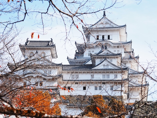 Castillo de Himeji en temporada de otoño, Japón.