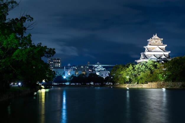 Castillo de Hiroshima en Hiroshima de noche