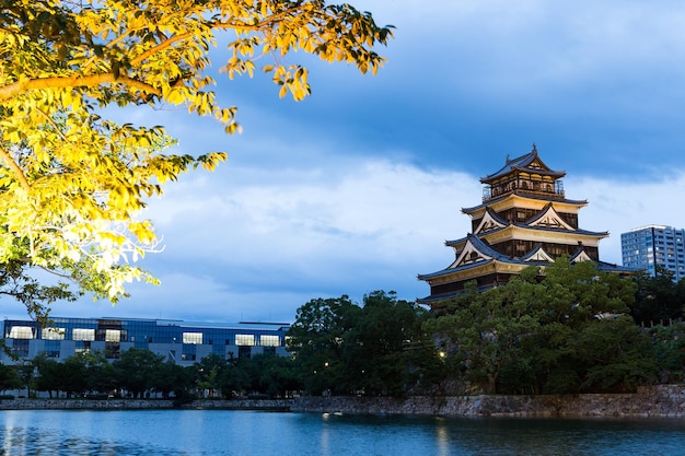 Castillo de Hiroshima de noche