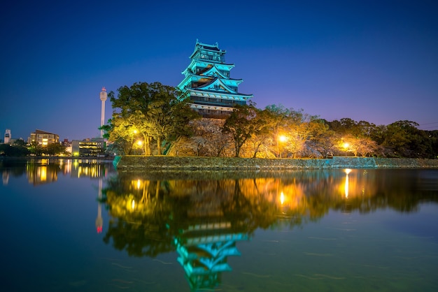 Castillo de Hiroshima durante la temporada de los cerezos en flor en Japón