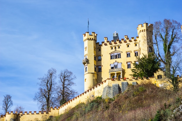 Castillo de Hohenschwangau con cielo azul en Alemania.