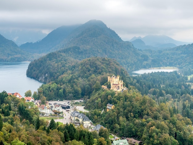 Castillo de Hohenschwangau con el lago Alpsee