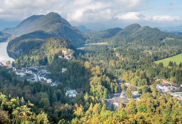 Castillo de Hohenschwangau con el lago Alpsee