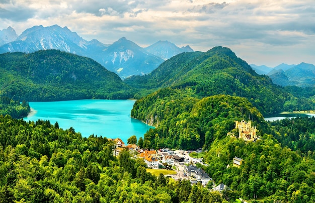 Castillo de hohenschwangau con paisaje alpino en baviera alemania