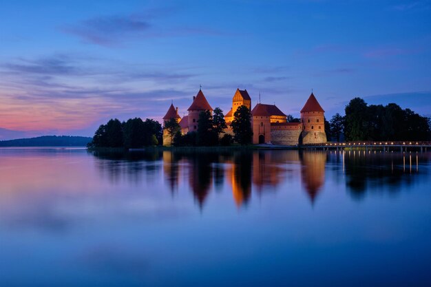 Castillo de la isla de Trakai en el lago Galve, Lituania