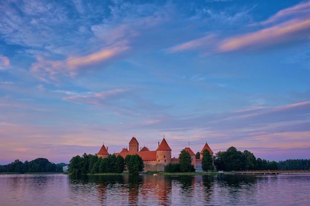 Castillo de la isla de Trakai en el lago Galve, Lituania