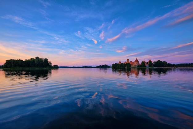 Castillo de la isla de Trakai en el lago Galve, Lituania
