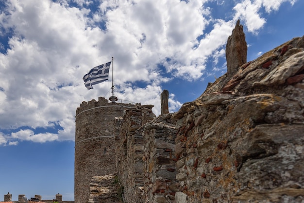 El castillo de Kavala está cerrado por un muro transversal que sube una pendiente empinada hasta los acantilados en el norte de Grecia