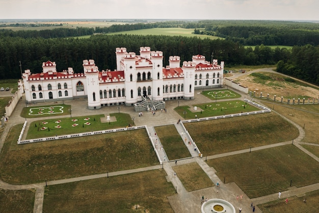 Castillo Kossovsky de verano en Bielorrusia Palacio Puslovsky.